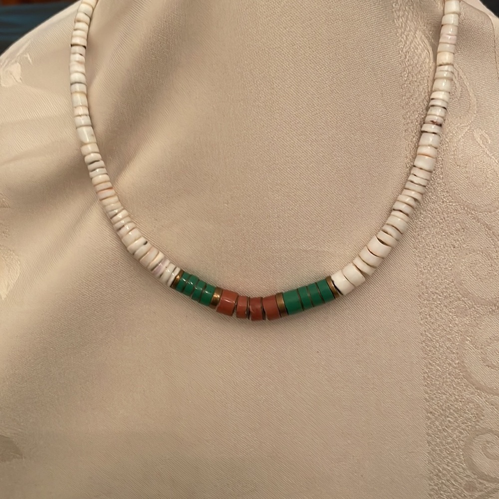 Vintage tri color puka shell necklace (middle beads darker than pic shows) (mlb) - Picture 2 of 6